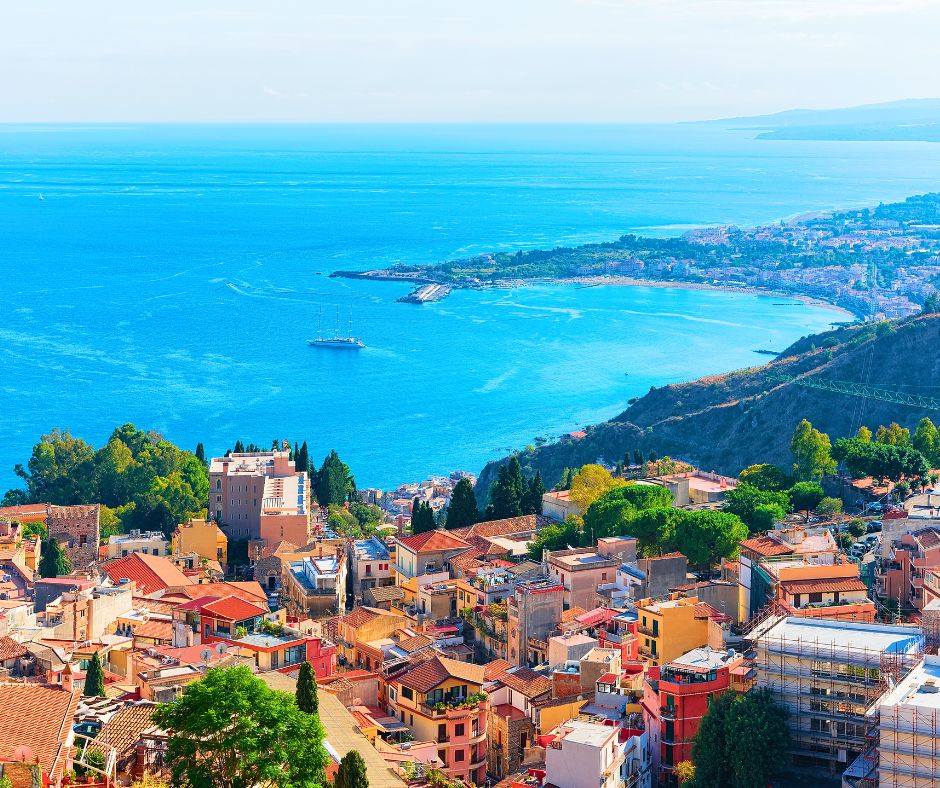 crucero de Cruceros Interline explorando la costa de Taormina en Sicilia