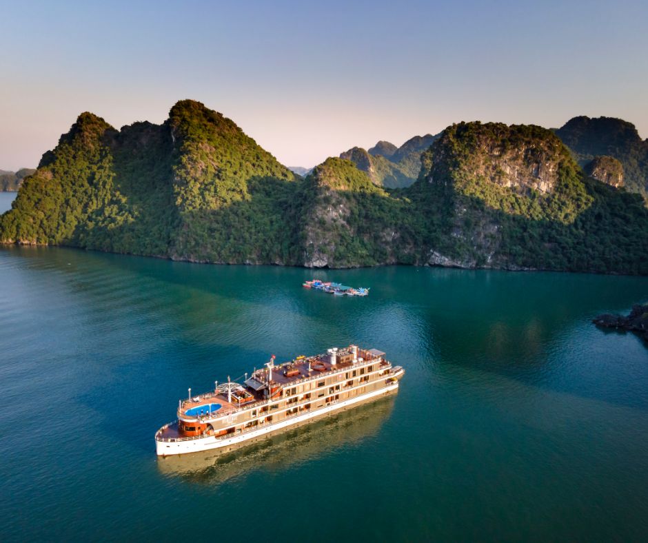 crucero de Cruceros Interline navegando junto a acantilados en Asia