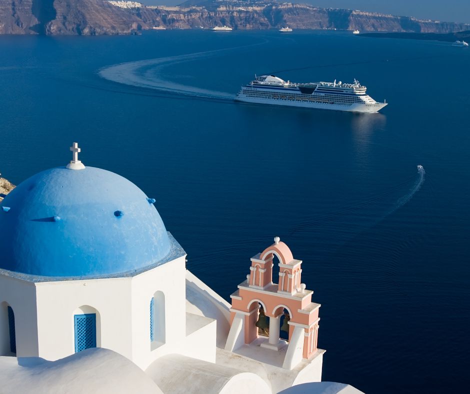 crucero de Cruceros Interline navegando frente a Santorini en el Mediterráneo